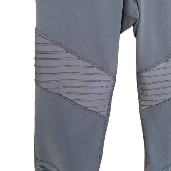 Old Navy Active Go Dry Leggings Size M
Gray,  Full Length Stretch - Picture 4 of 5